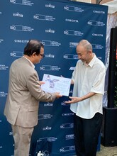 左からザキール・ホセイン・ラジュ（NETPAC賞審査員長）、塚本晋也。