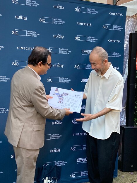 左からザキール・ホセイン・ラジュ（NETPAC賞審査員長）、塚本晋也。