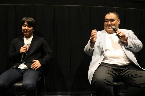 左から川本耕史、田代良徳。