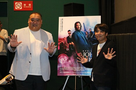 左から田代良徳、川本耕史。