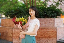 赤楚衛二から花束を受け取った波瑠。