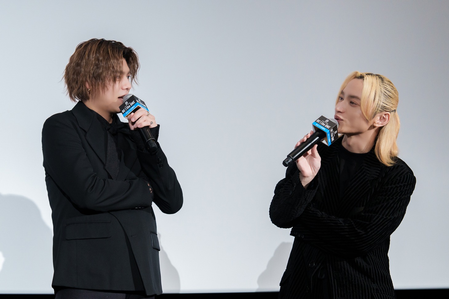 左からLEO、SKY-HI。（写真：坪井隆寛）