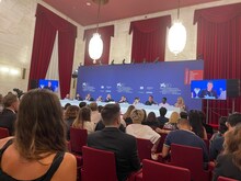 第80回ヴェネツィア国際映画祭より、公式カンファレンスの様子。