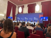 第80回ヴェネツィア国際映画祭より、公式カンファレンスの様子。