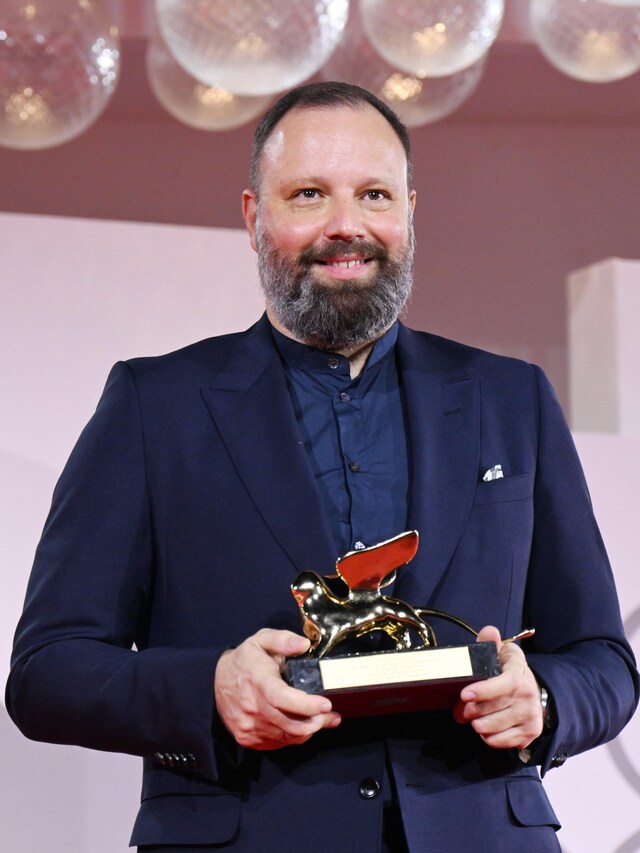 「哀れなるものたち」で金獅子賞を受賞したヨルゴス・ランティモス。（写真提供：Pool Photo Events 02IPA / Sipa USA / Newscom / ゼータ イメージ）