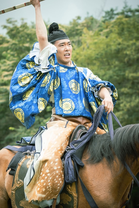 打毬の撮影に挑む、藤原道長役の柄本佑。