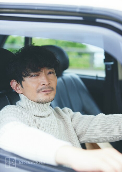 「津田健次郎写真集『ささやき』」先行カット