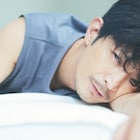 津田健次郎とくつろぎのひとときを、体温が伝わる写真集「ささやき」発売