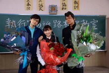 左から中島健人、伊藤沙莉、織田裕二。