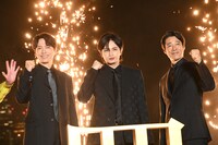 映画「おまえの罪を自白しろ」プレミアイベントの様子。左から山崎育三郎、中島健人、堤真一。
