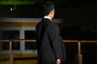 「ただ海を見ているわけじゃないですよね？（笑）」と中島健人から尋ねられるも微動だにしないSP。