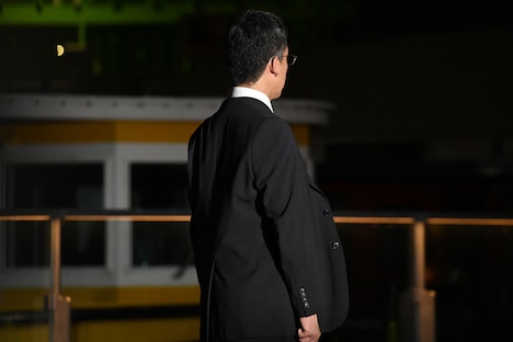 「ただ海を見ているわけじゃないですよね？（笑）」と中島健人から尋ねられるも微動だにしないSP。