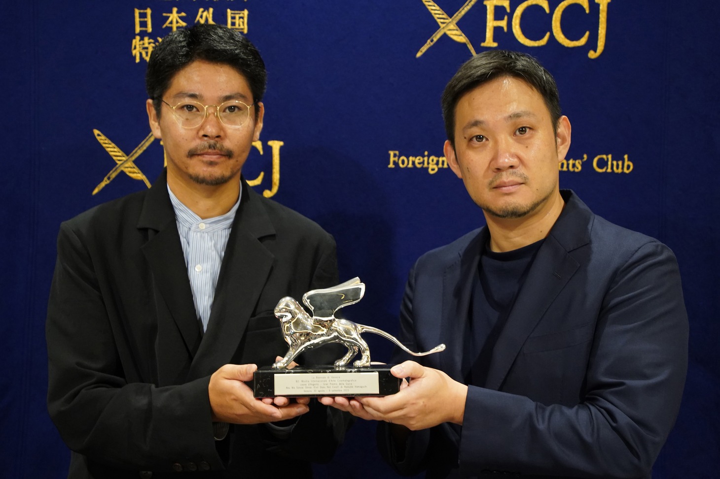 日本外国特派員協会で行われた「悪は存在しない」の記者会見に出席した濱口竜介（右）と大美賀均（左）。