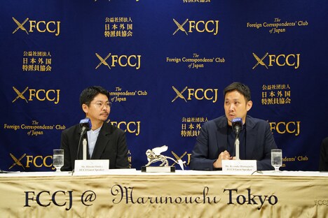 左から大美賀均、濱口竜介。