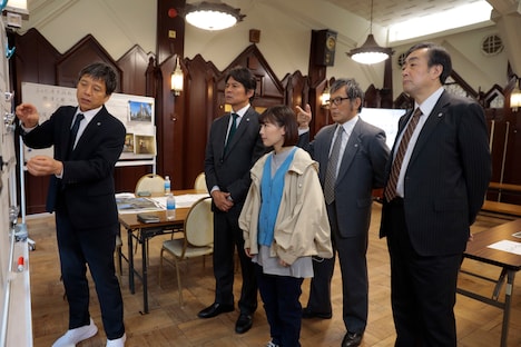 左から日野純二役の勝村政信、小原樹役の織田裕二、吉野ひかり役の伊藤沙莉、渋川万亀夫役の渡辺いっけい、間々田稔役の菅原大吉。