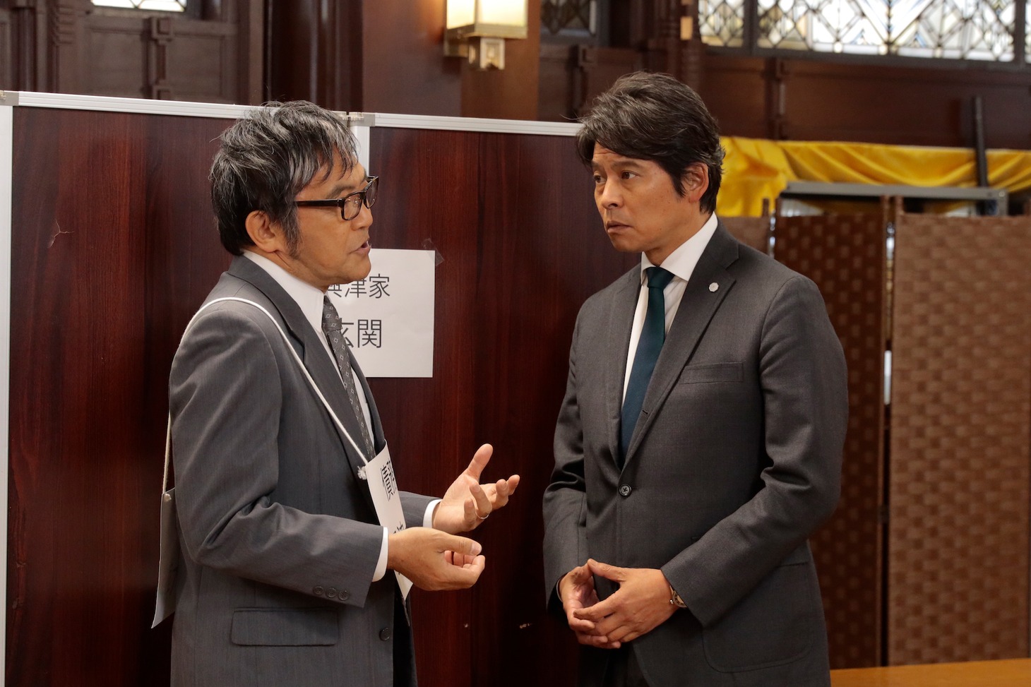 左から渋川万亀夫役の渡辺いっけい、小原樹役の織田裕二。