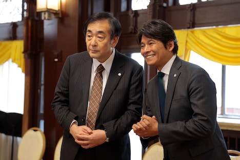 左から間々田稔役の菅原大吉、小原樹役の織田裕二。