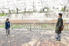 左から吉野ひかり役の伊藤沙莉、小原樹役の織田裕二。