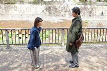 左から吉野ひかり役の伊藤沙莉、小原樹役の織田裕二。