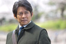 小原樹役の織田裕二。