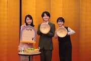 左から趣里、神木隆之介、浜辺美波。