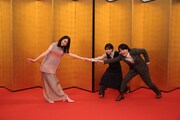 バトンタッチセレモニーの様子。左から趣里、浜辺美波、神木隆之介。