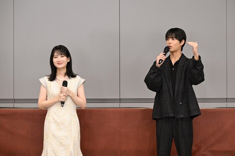 左から畑芽育、奥野壮。