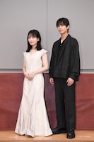 左から畑芽育、奥野壮。