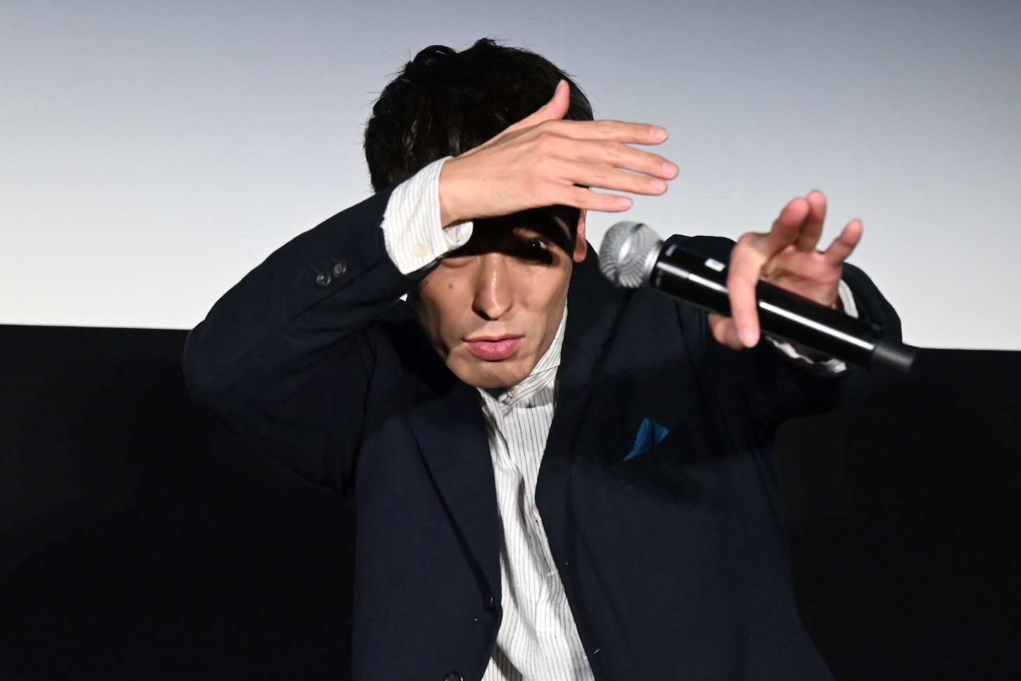 観客の顔を確認する佐藤隆太。