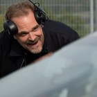 「グランツーリスモ」特別映像、鬼教官役のデヴィッド・ハーバーが参加者たちをしごく