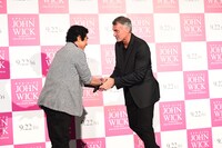 握手を交わす藤岡弘、（左）とチャド・スタエルスキ（右）。