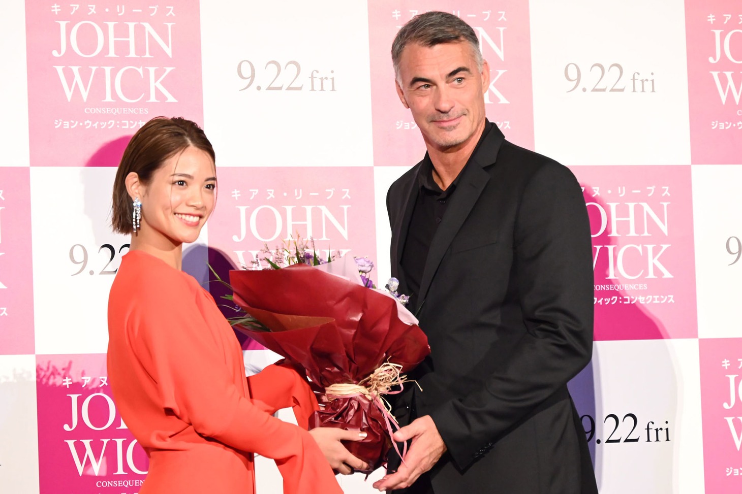 花束を手渡す阿部詩（左）とチャド・スタエルスキ（右）。