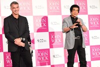 チャド・スタエルスキ（左）と対面し、「ジョン・ウィック：コンセクエンス」の感想を熱弁する藤岡弘、（右）。