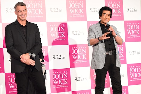 チャド・スタエルスキ(左)と対面し、「ジョン・ウィック:コンセクエンス」の感想を熱弁する藤岡弘、(右)。