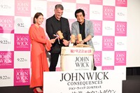 鏡割りの様子。左から阿部詩、チャド・スタエルスキ、藤岡弘、。