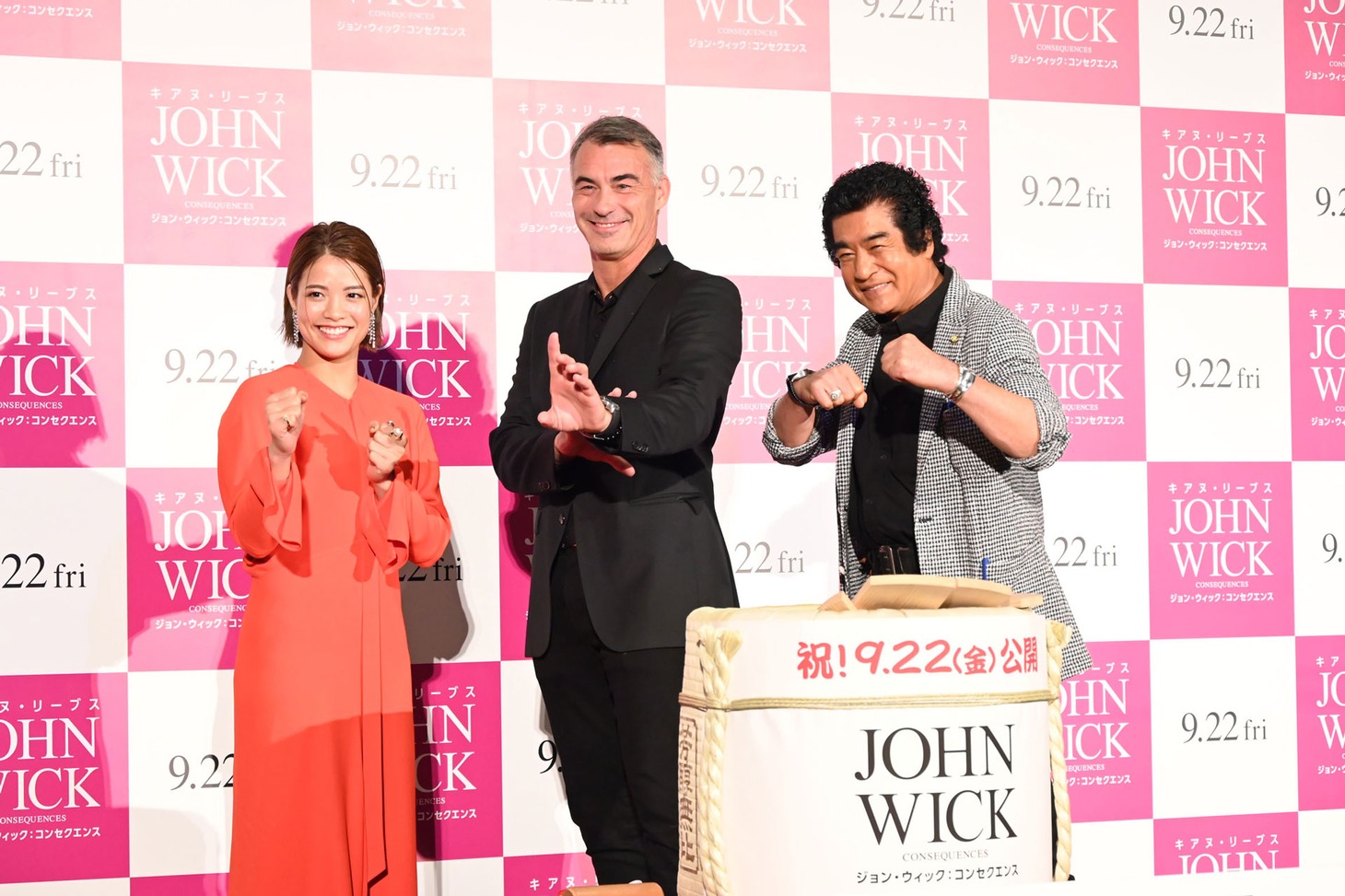 「ジョン・ウィック：コンセクエンス」イベントにて、左から阿部詩、チャド・スタエルスキ、藤岡弘、。