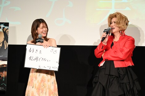 左から松村沙友理、IKKO。