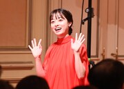 会場に笑顔で登場する橋本環奈。