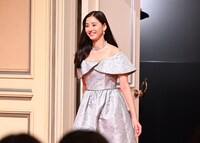 華やかなドレス姿で歩く新木優子。