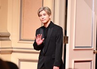 ファンに手を振る岩田剛典。