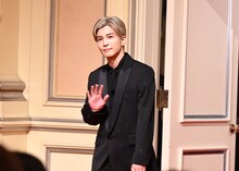 ファンに手を振る岩田剛典。