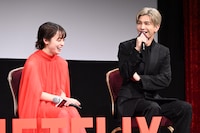 左から橋本環奈、岩田剛典。