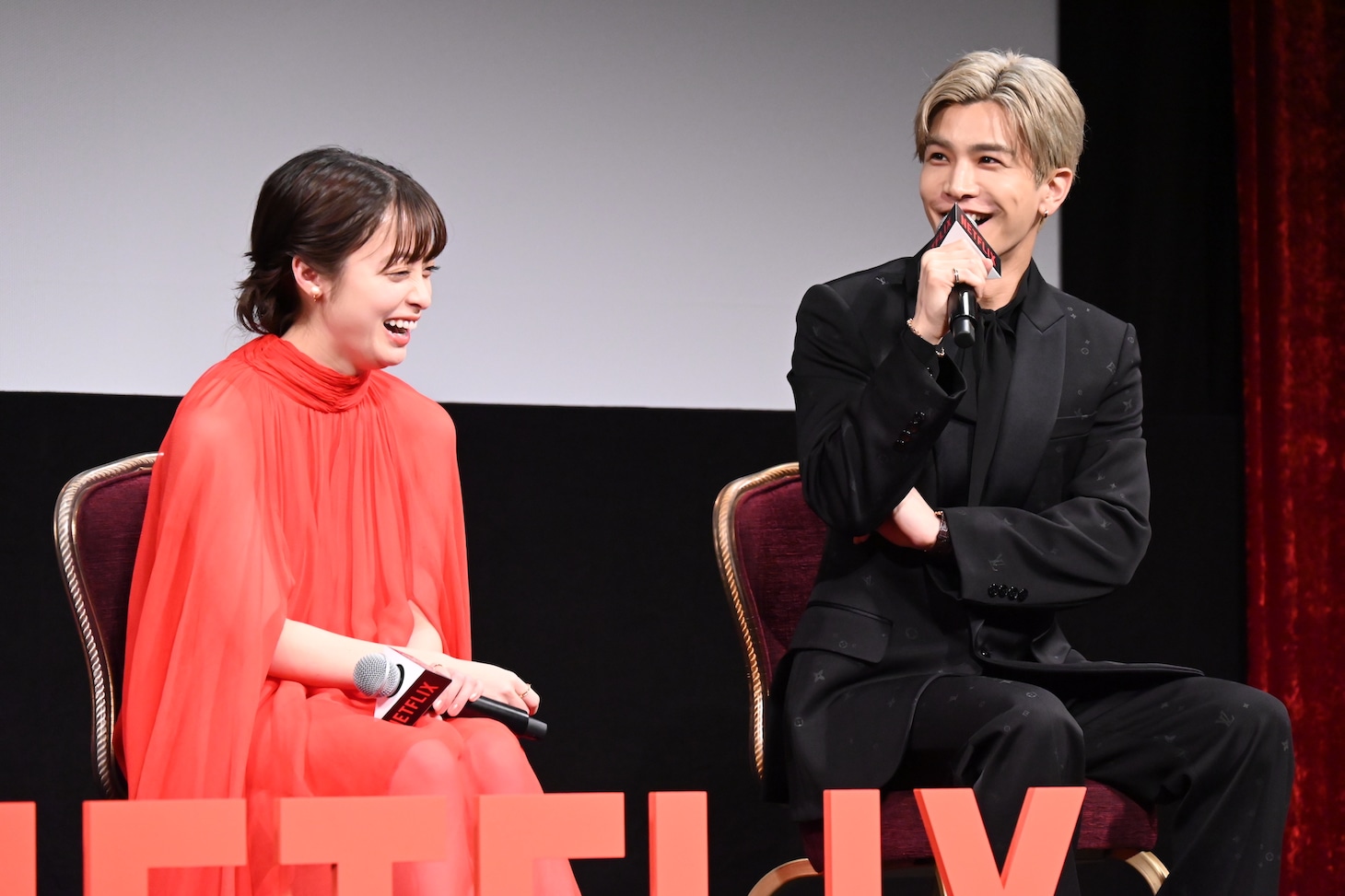 左から橋本環奈、岩田剛典。