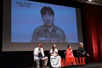 メッセージ映像で笑いをかっさらう佐藤二朗（スクリーン中央）。