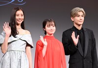 左から新木優子、橋本環奈、岩田剛典。