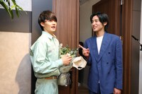 左から佐野勇斗、目黒蓮。