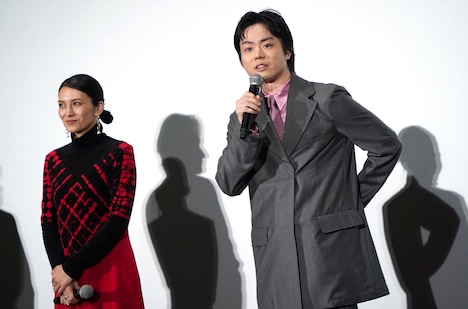 左から柴咲コウ、菅田将暉。