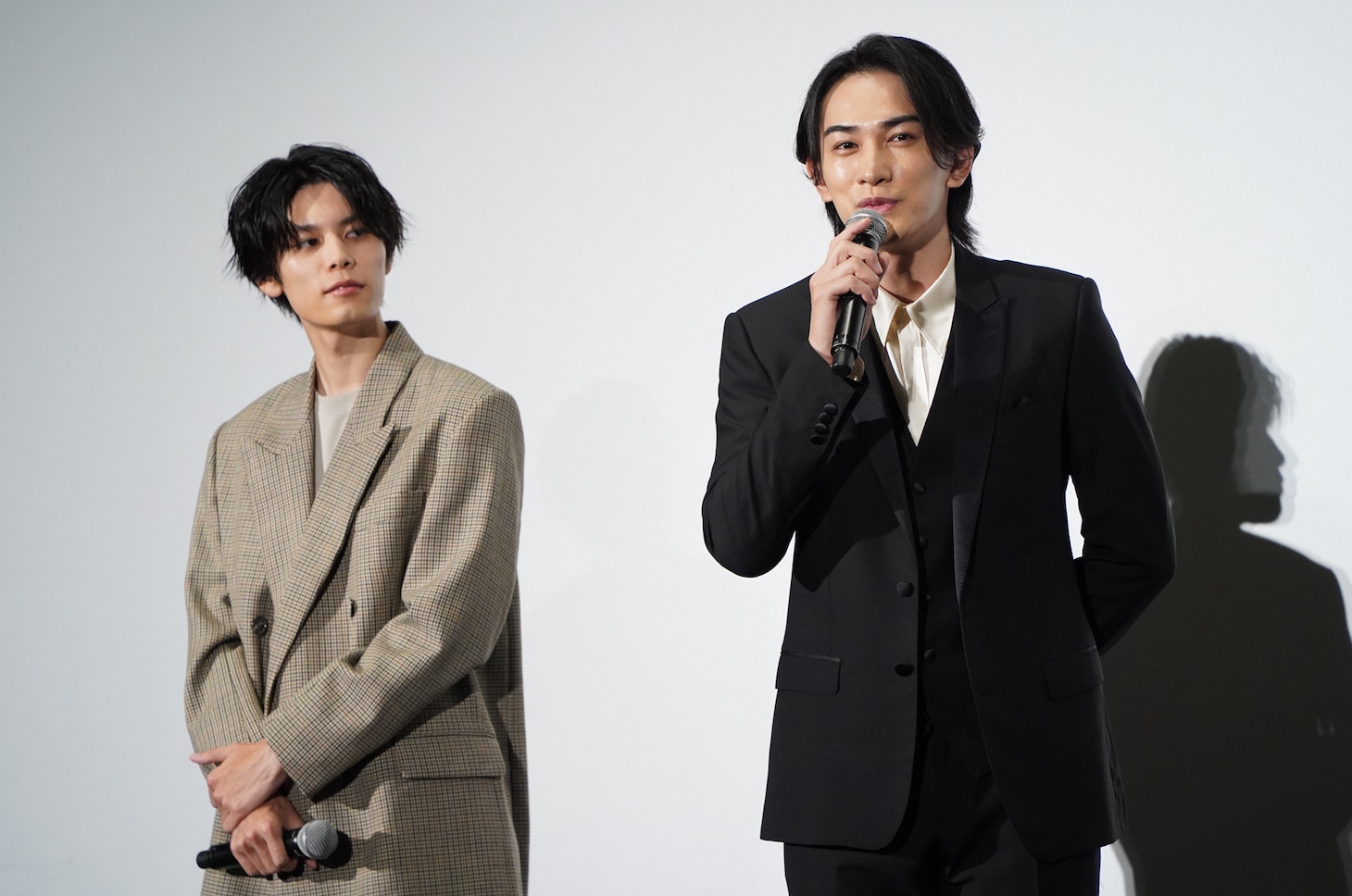 左から萩原利久、町田啓太。