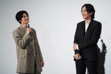 左から萩原利久、町田啓太。