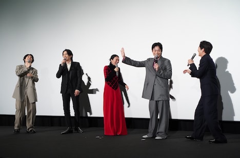 左から萩原利久、町田啓太、柴咲コウ、菅田将暉、松下洸平。